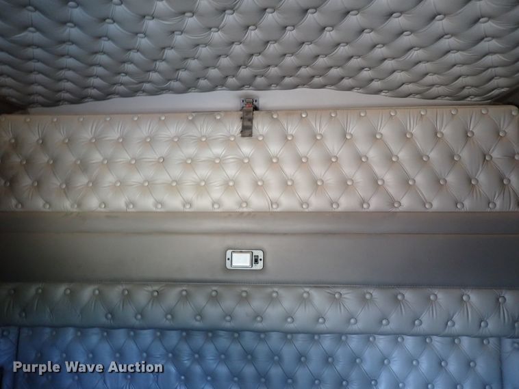 image for item IN9692 2006 Kenworth T600  semi truck