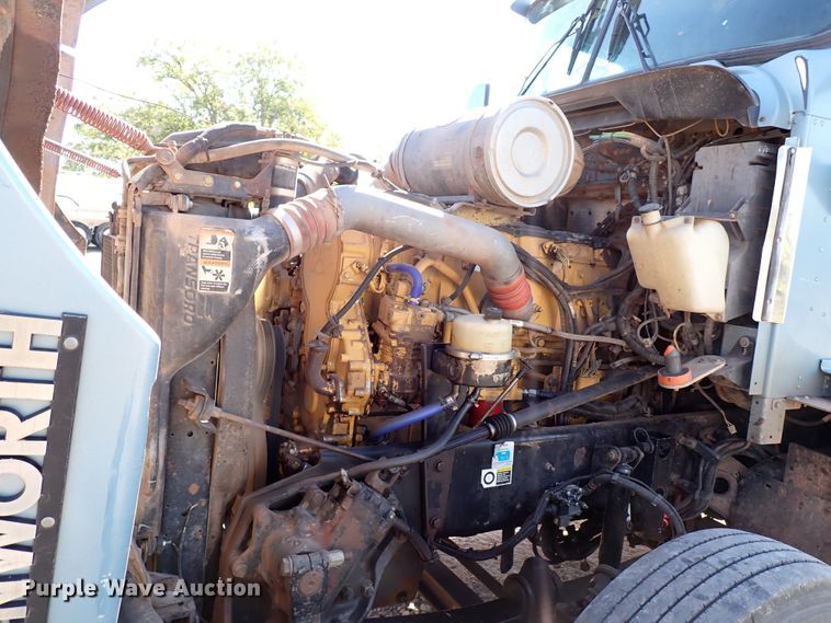 image for item IN9692 2006 Kenworth T600  semi truck