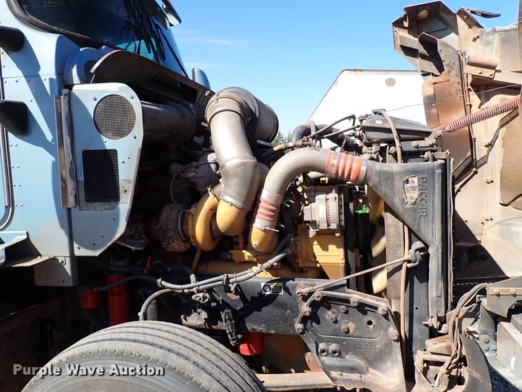 image for item IN9692 2006 Kenworth T600  semi truck