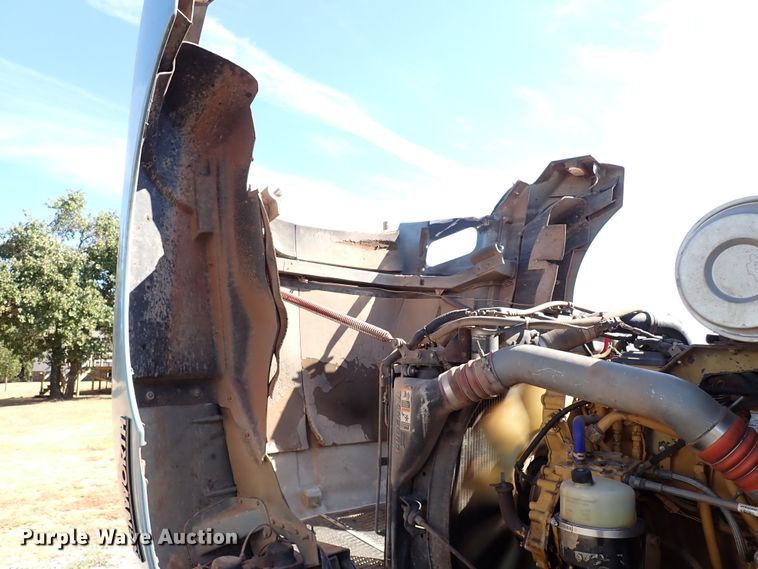 image for item IN9692 2006 Kenworth T600  semi truck