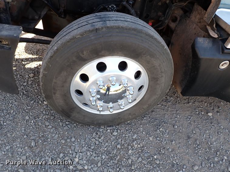 image for item IN9692 2006 Kenworth T600  semi truck