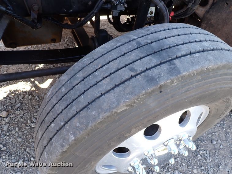 image for item IN9692 2006 Kenworth T600  semi truck