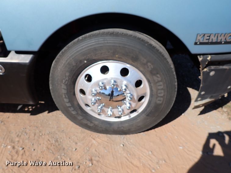 image for item IN9692 2006 Kenworth T600  semi truck
