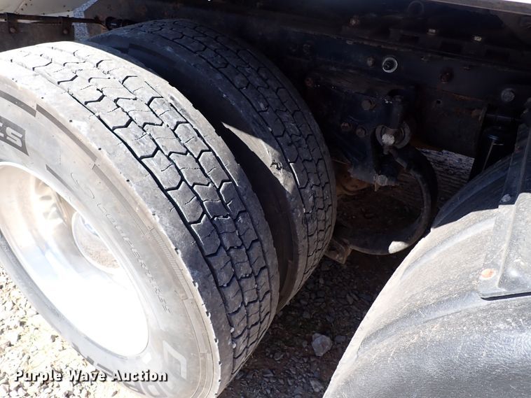 image for item IN9692 2006 Kenworth T600  semi truck