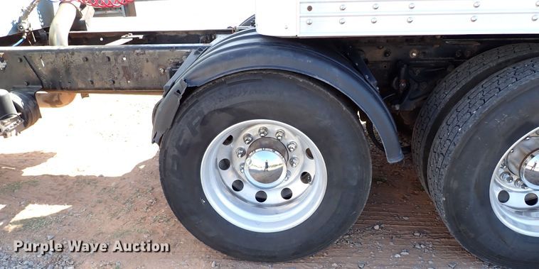 image for item IN9692 2006 Kenworth T600  semi truck