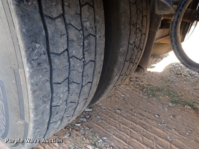 image for item IN9692 2006 Kenworth T600  semi truck