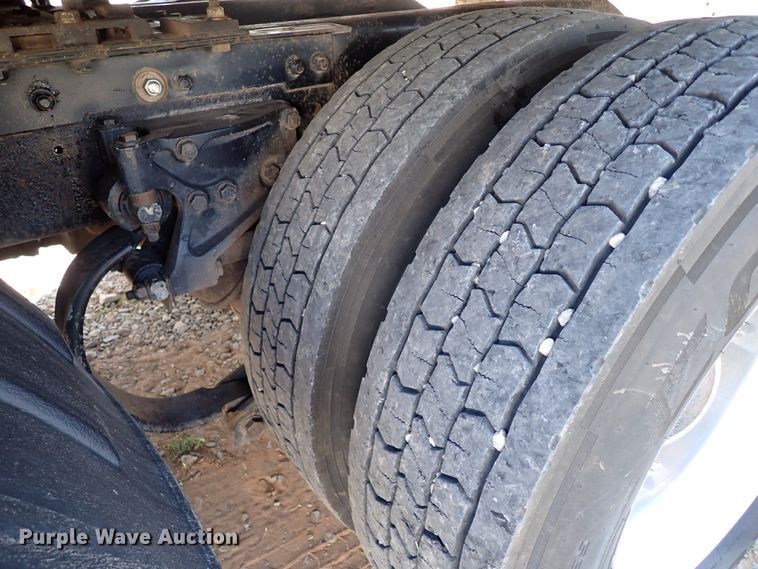 image for item IN9692 2006 Kenworth T600  semi truck