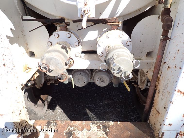 image for item IN9698 2011 Galyean 130BBL  vacuum trailer