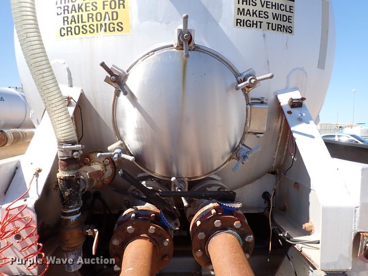 image for item IN9724 2006 Modern Group LLC 150BBL  tank trailer