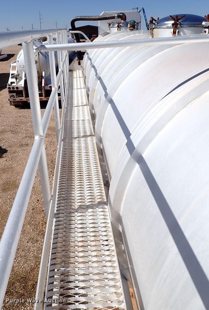 image for item IN9724 2006 Modern Group LLC 150BBL  tank trailer