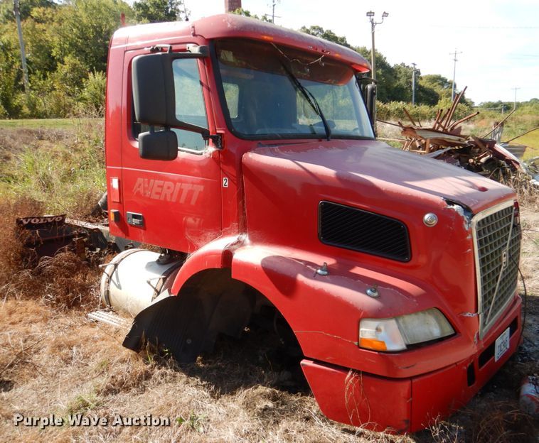 image for item IR9157 2004 Volvo VNM  truck cab and chassis