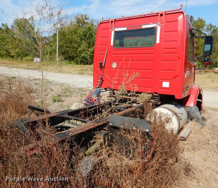 image for item IR9157 2004 Volvo VNM  truck cab and chassis