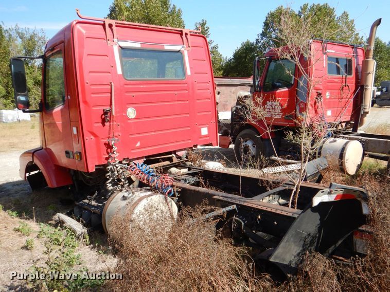 image for item IR9157 2004 Volvo VNM  truck cab and chassis