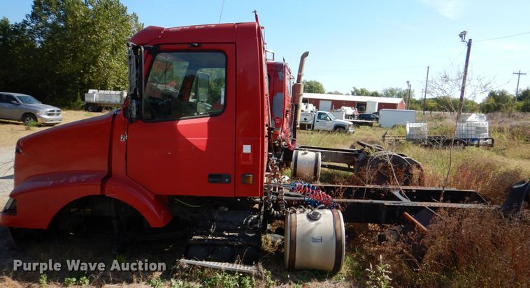 image for item IR9157 2004 Volvo VNM  truck cab and chassis