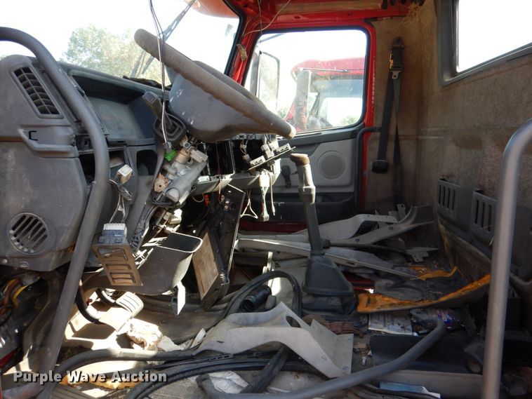 image for item IR9157 2004 Volvo VNM  truck cab and chassis