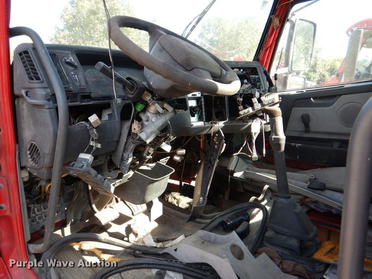 image for item IR9157 2004 Volvo VNM  truck cab and chassis