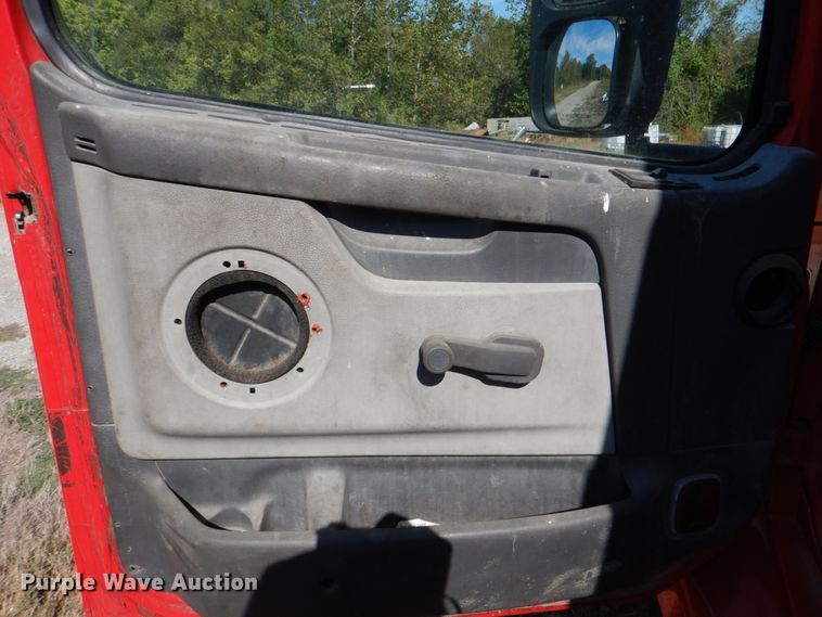 image for item IR9157 2004 Volvo VNM  truck cab and chassis