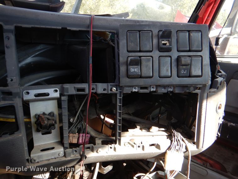 image for item IR9157 2004 Volvo VNM  truck cab and chassis