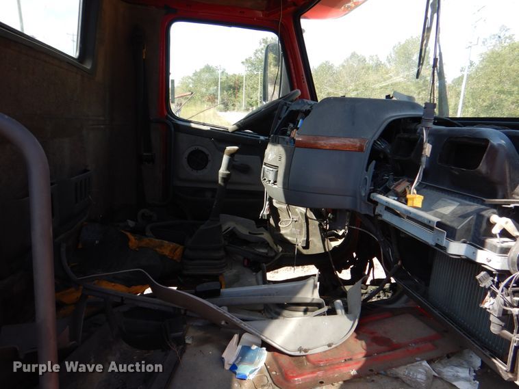 image for item IR9157 2004 Volvo VNM  truck cab and chassis