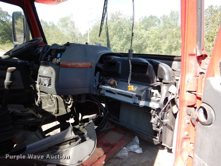 image for item IR9157 2004 Volvo VNM  truck cab and chassis