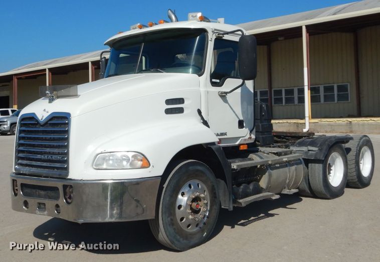 image for item JG9016 2008 Mack CXU600  semi truck