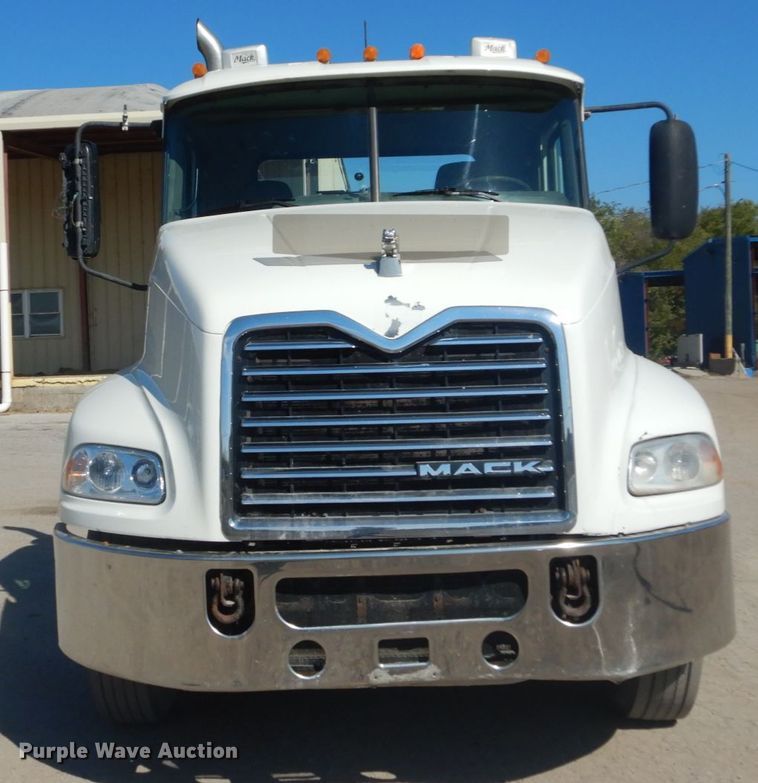 image for item JG9016 2008 Mack CXU600  semi truck