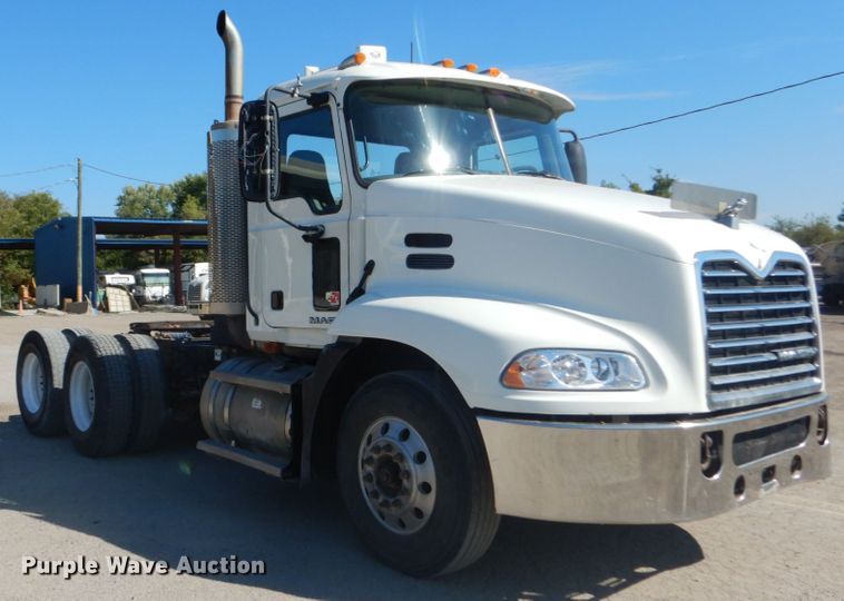 image for item JG9016 2008 Mack CXU600  semi truck