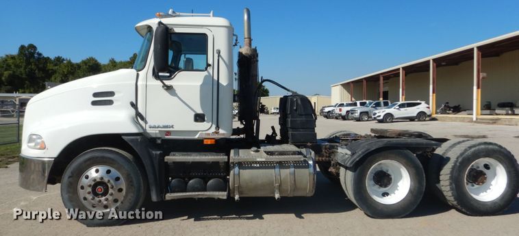 image for item JG9016 2008 Mack CXU600  semi truck