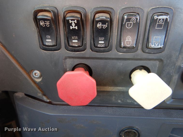 image for item JG9016 2008 Mack CXU600  semi truck