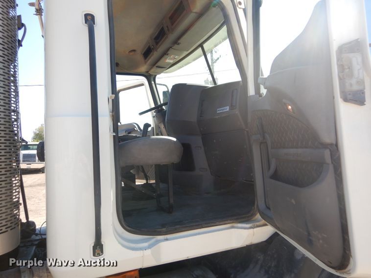 image for item JG9016 2008 Mack CXU600  semi truck