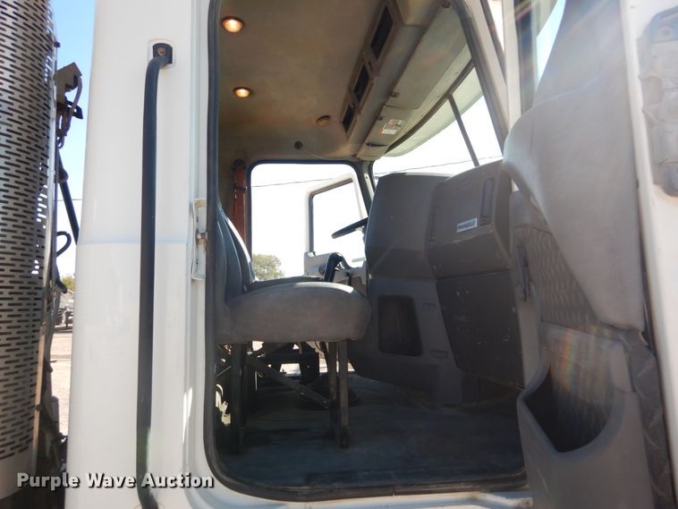 image for item JG9016 2008 Mack CXU600  semi truck