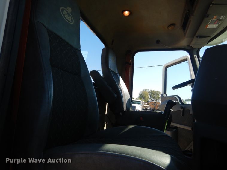 image for item JG9016 2008 Mack CXU600  semi truck