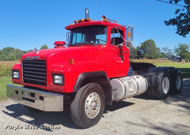 image for item JG9092 1992 Mack RD688S  semi truck