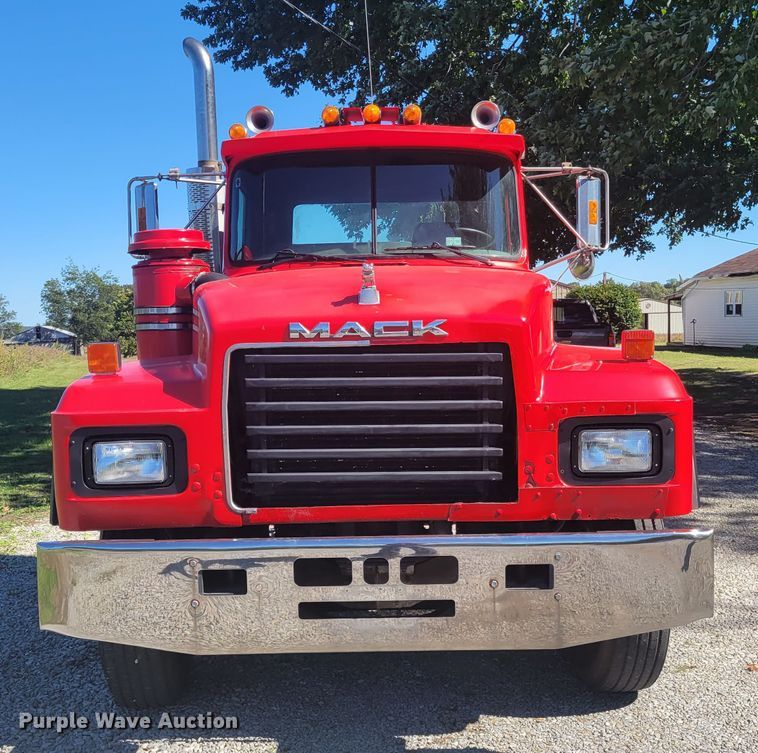 image for item JG9092 1992 Mack RD688S  semi truck