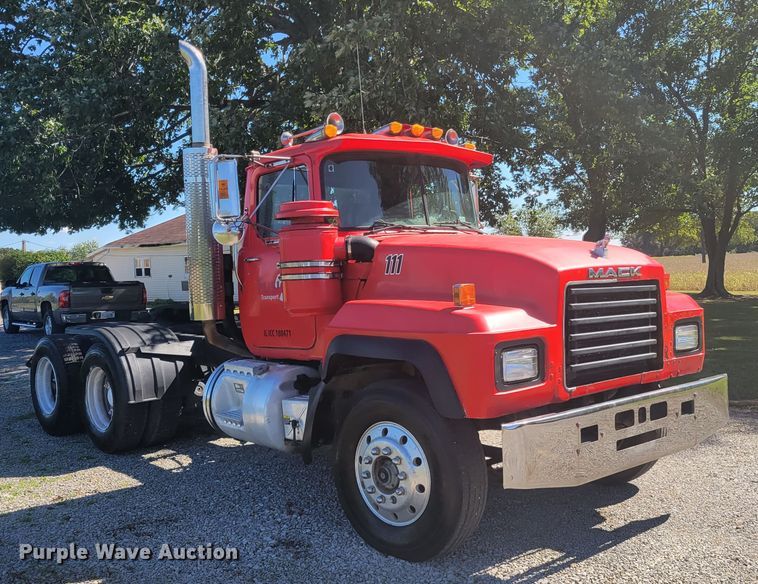 image for item JG9092 1992 Mack RD688S  semi truck