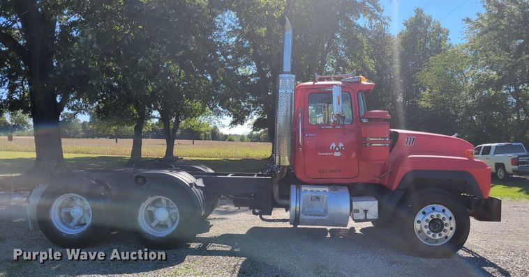 image for item JG9092 1992 Mack RD688S  semi truck