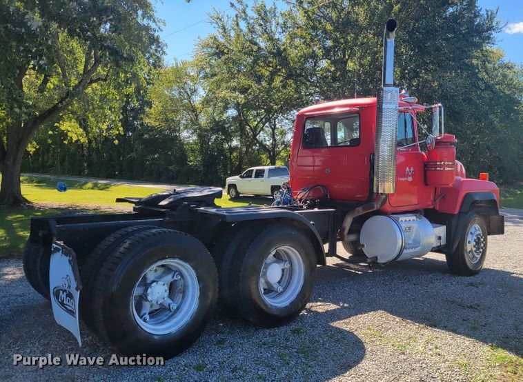 image for item JG9092 1992 Mack RD688S  semi truck