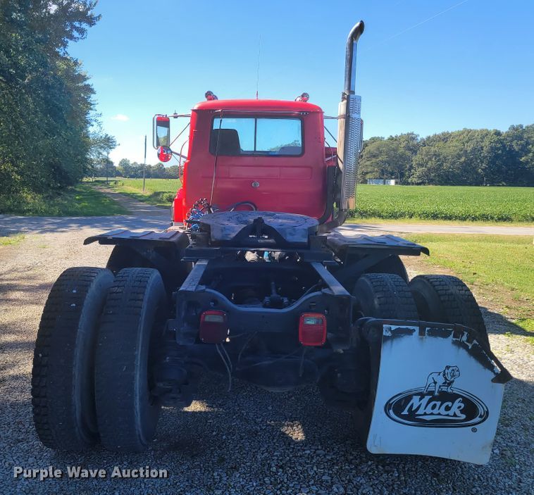 image for item JG9092 1992 Mack RD688S  semi truck