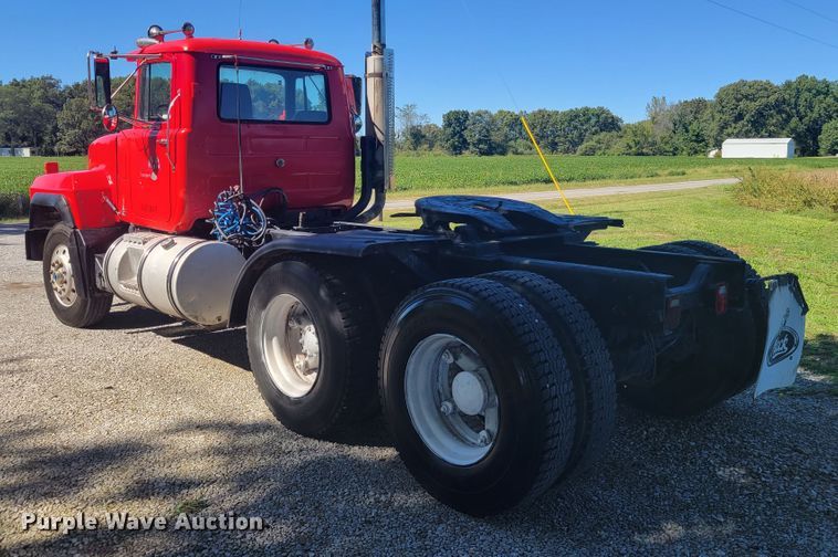 image for item JG9092 1992 Mack RD688S  semi truck