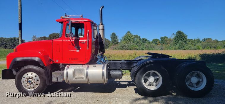 image for item JG9092 1992 Mack RD688S  semi truck