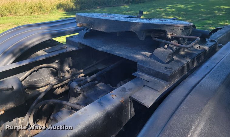 image for item JG9092 1992 Mack RD688S  semi truck