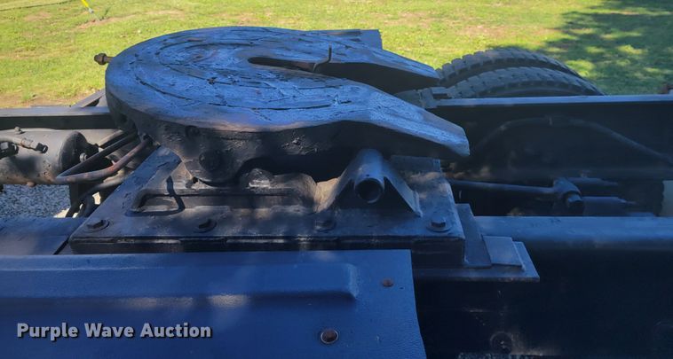 image for item JG9092 1992 Mack RD688S  semi truck