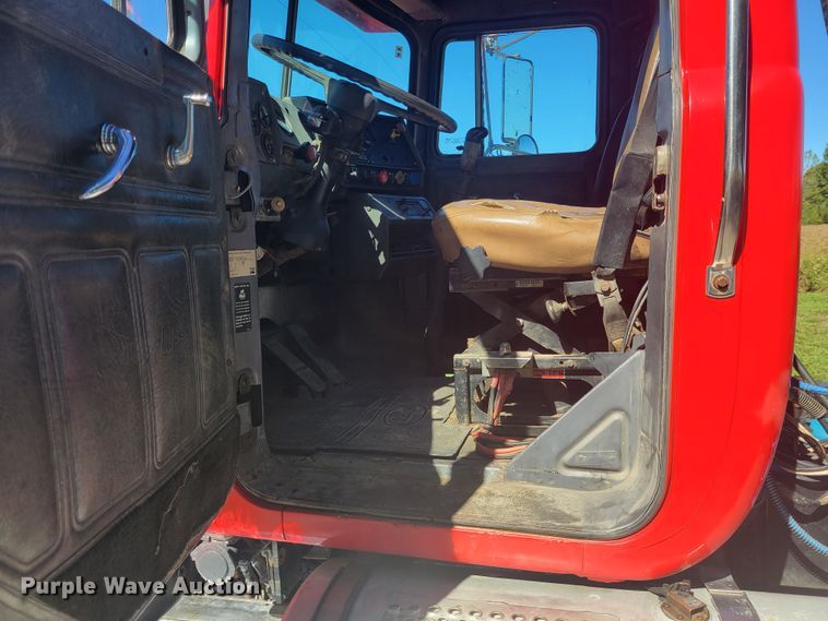 image for item JG9092 1992 Mack RD688S  semi truck