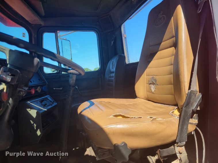 image for item JG9092 1992 Mack RD688S  semi truck