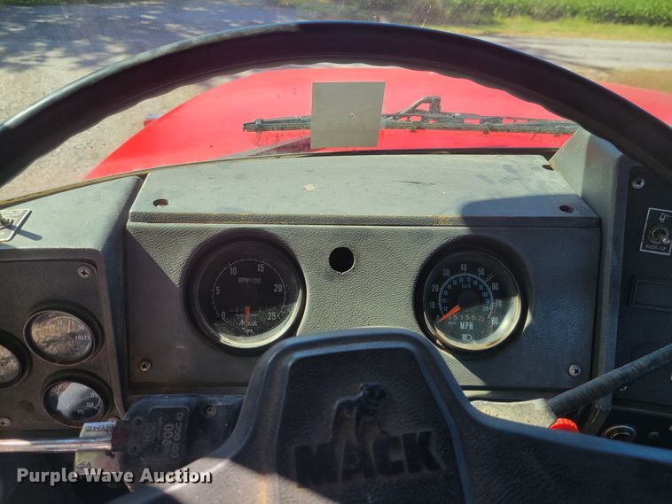 image for item JG9092 1992 Mack RD688S  semi truck