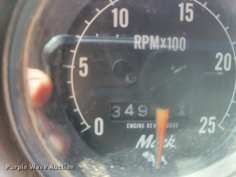 image for item JG9092 1992 Mack RD688S  semi truck