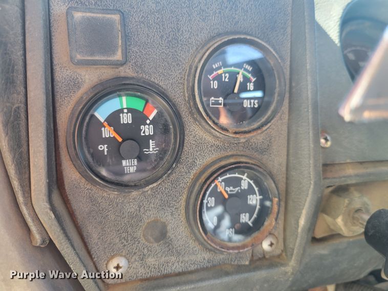 image for item JG9092 1992 Mack RD688S  semi truck