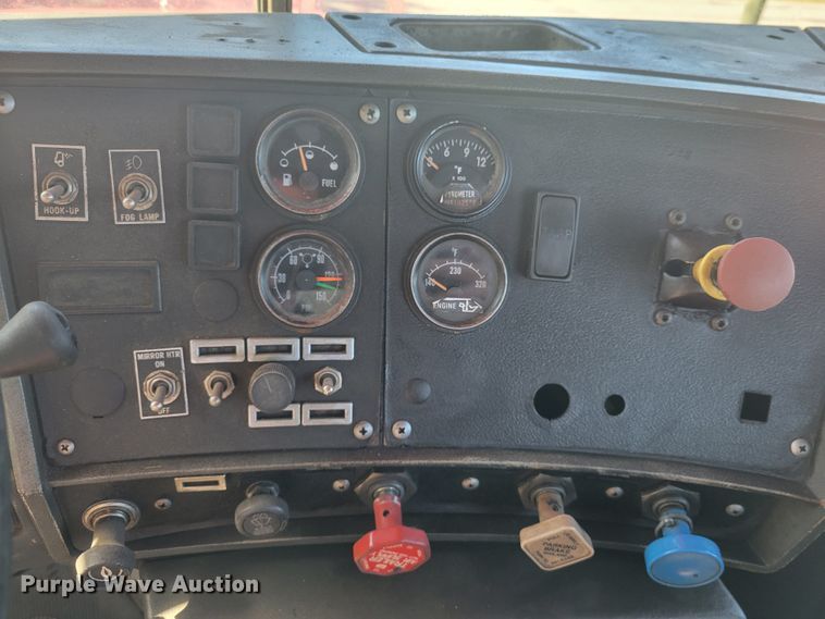 image for item JG9092 1992 Mack RD688S  semi truck