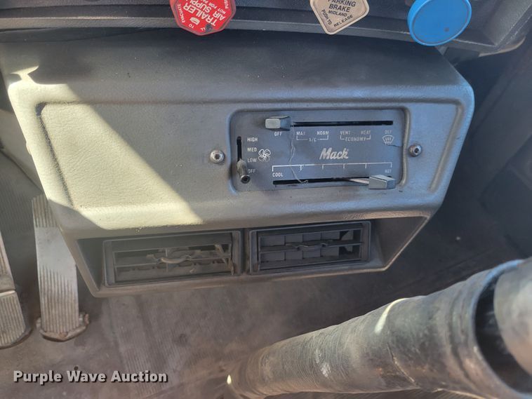 image for item JG9092 1992 Mack RD688S  semi truck