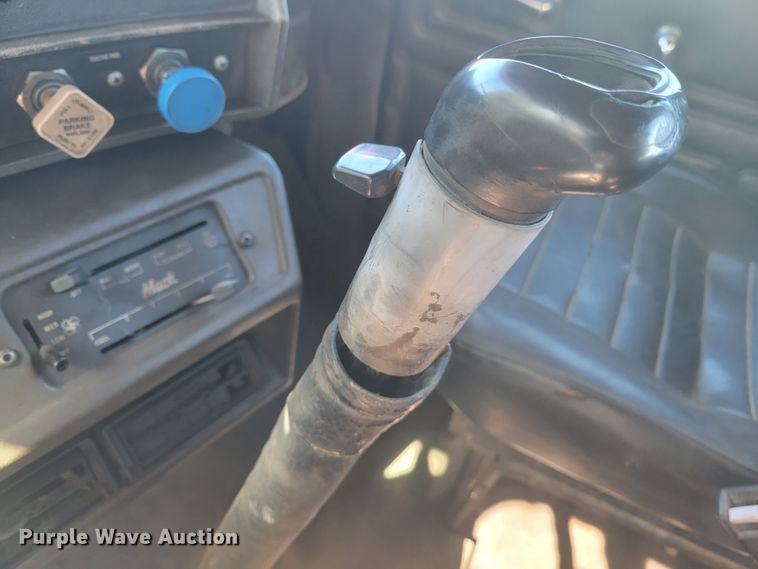 image for item JG9092 1992 Mack RD688S  semi truck